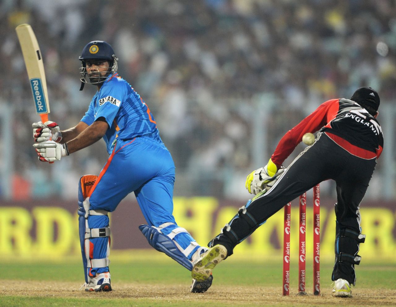 Praveen Kumar helped to boost India's total at the death, India v England, 5th ODI, Eden Gardens, October 25 2011