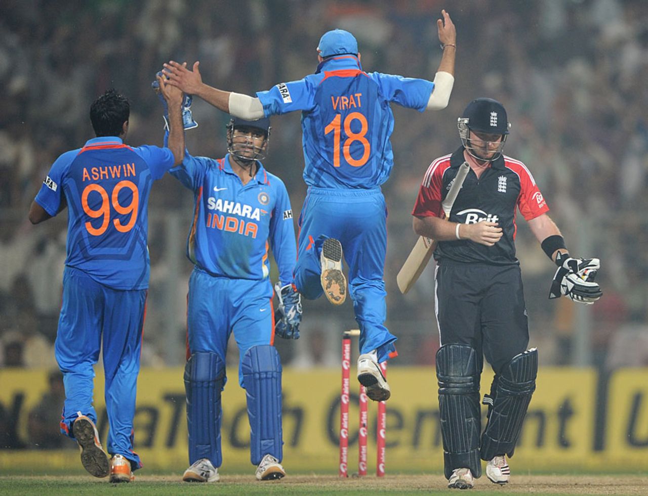 India celebrate as Ian Bell departs early in the collapse, India v England, 5th ODI, Eden Gardens, October 25 2011