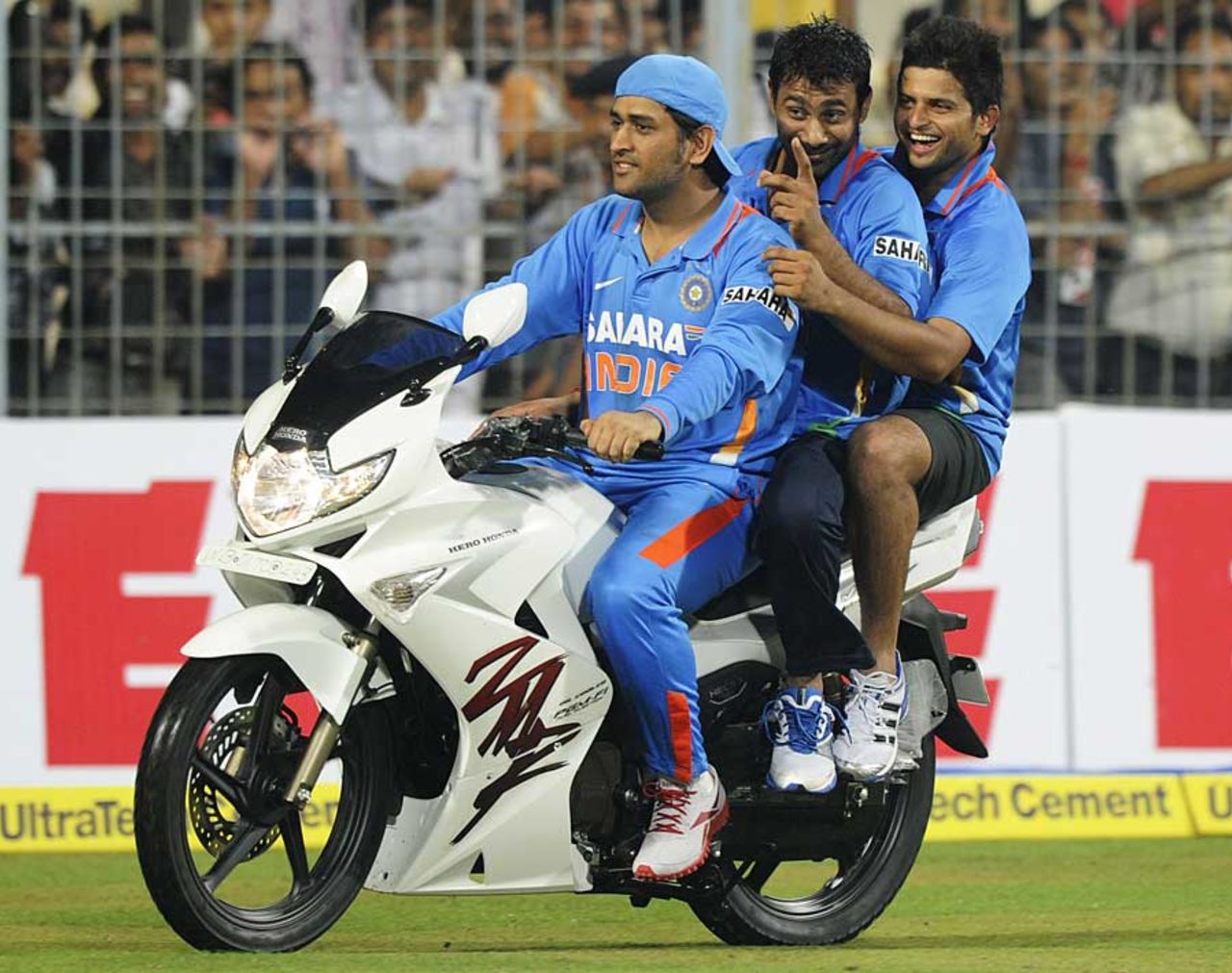 MS Dhoni takes his team-mates for a spin, India v England, 5th ODI, Eden Gardens, October 25 2011