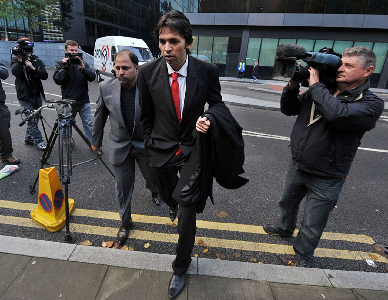 Mohammad Asif arrives at court as the jury continue their deliberations, London, October 28, 2011