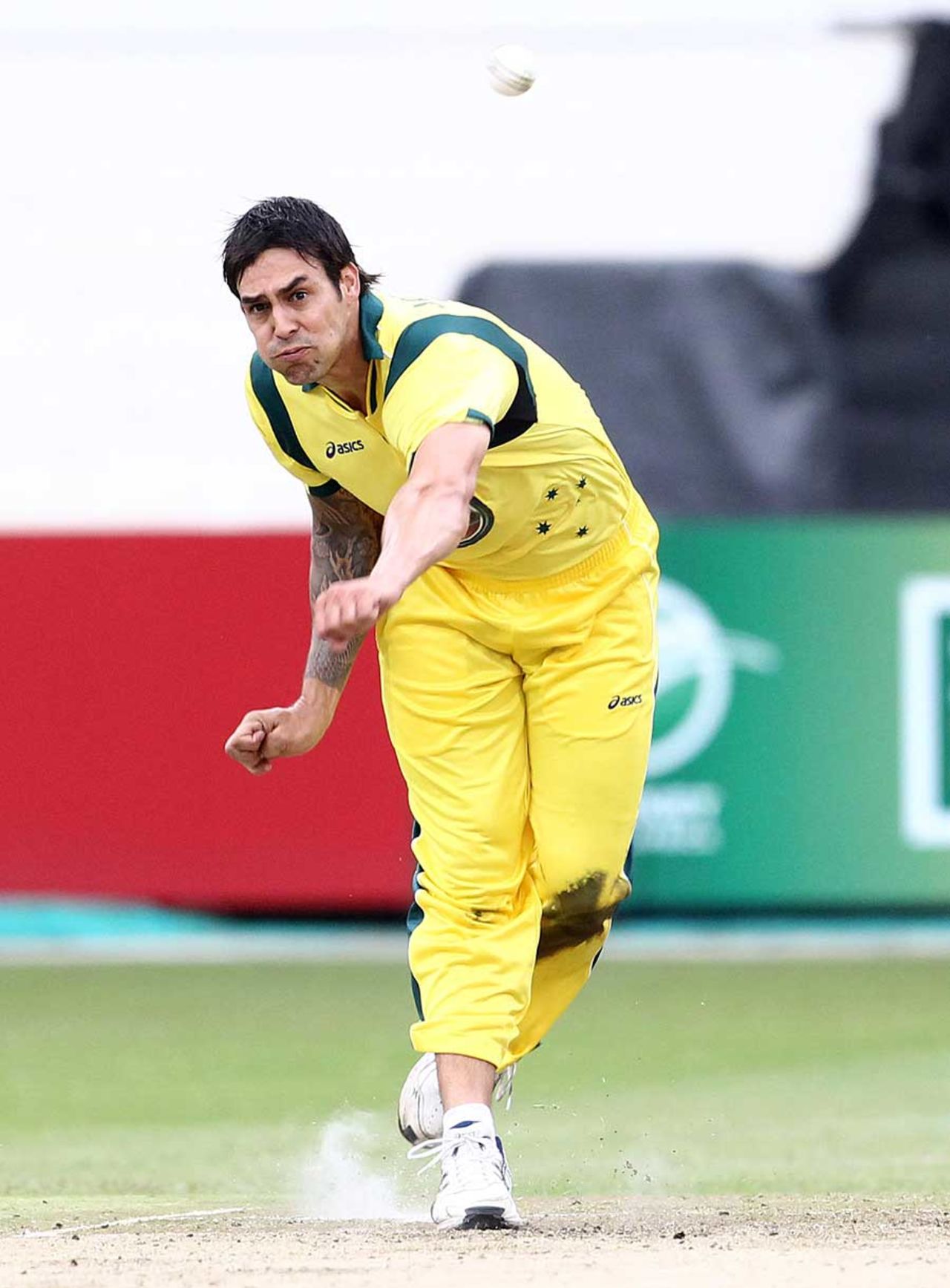 Mitchell Johnson played a key role in keeping South Africa's run-rate down, South Africa v Australia, 3rd ODI, Durban, October 28, 2011