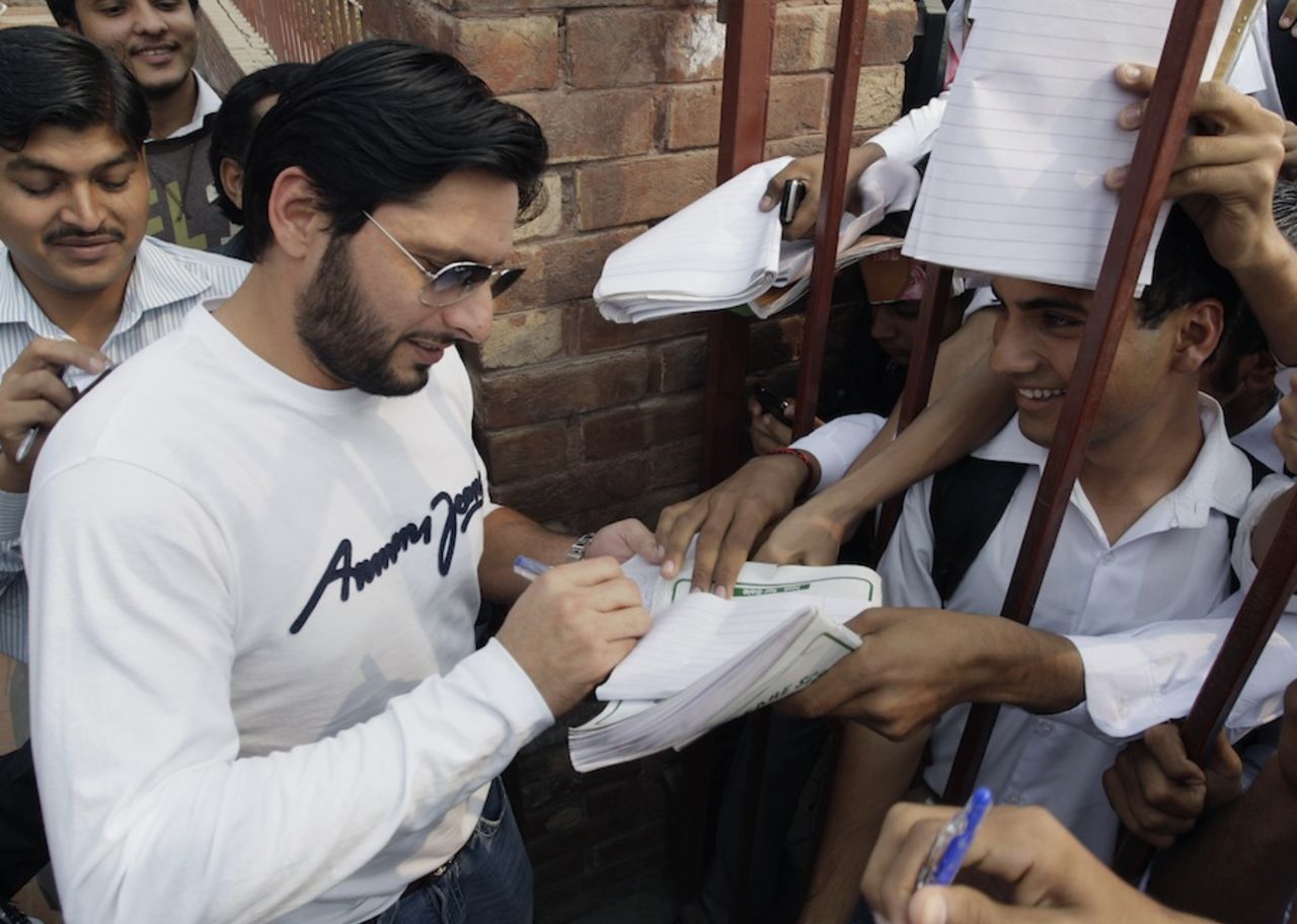 Shahid Afridi signs autographs after a meeting with PCB chairman Zaka Ashraf, Lahore, November 2, 2011