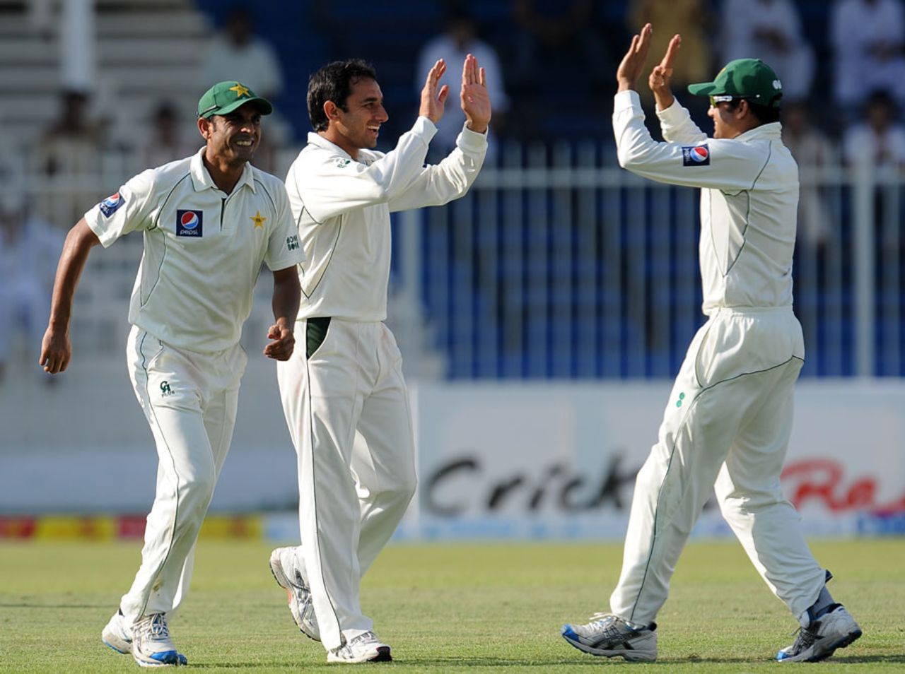 Pakistan get together after Tillakaratne Dilshan's dismissal, Pakistan v Sri Lanka, 3rd Test, Sharjah, 1st day, November 3, 2011