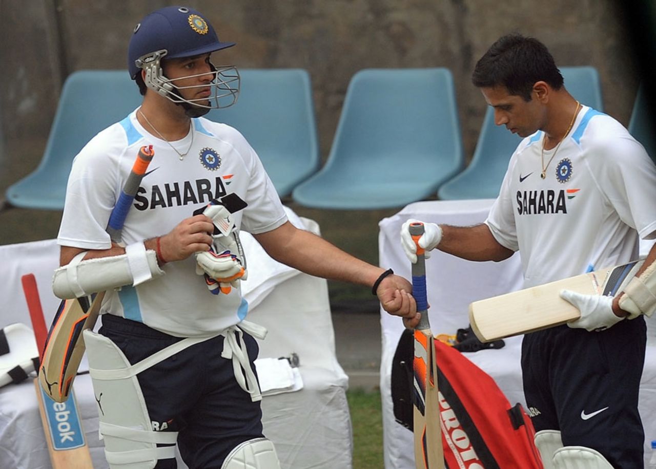 Rahul Dravid inspects Yuvraj Singh's bat, Delhi, November 4, 2011