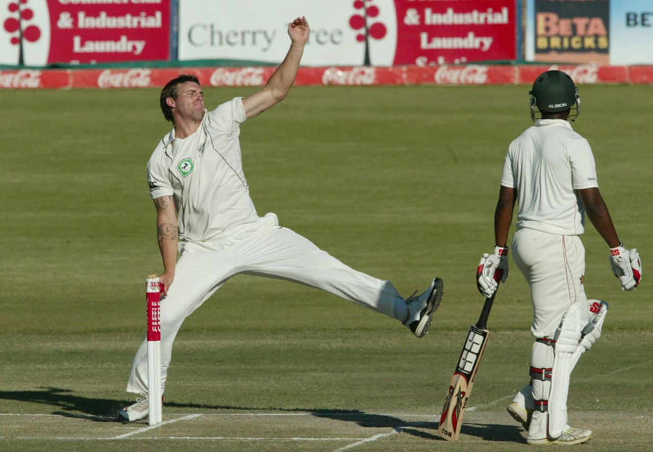 Doug Bracewell in his delivery stride, Zimbabwe v New Zealand, only Test, Bulawayo, 4th day, November 4, 2011