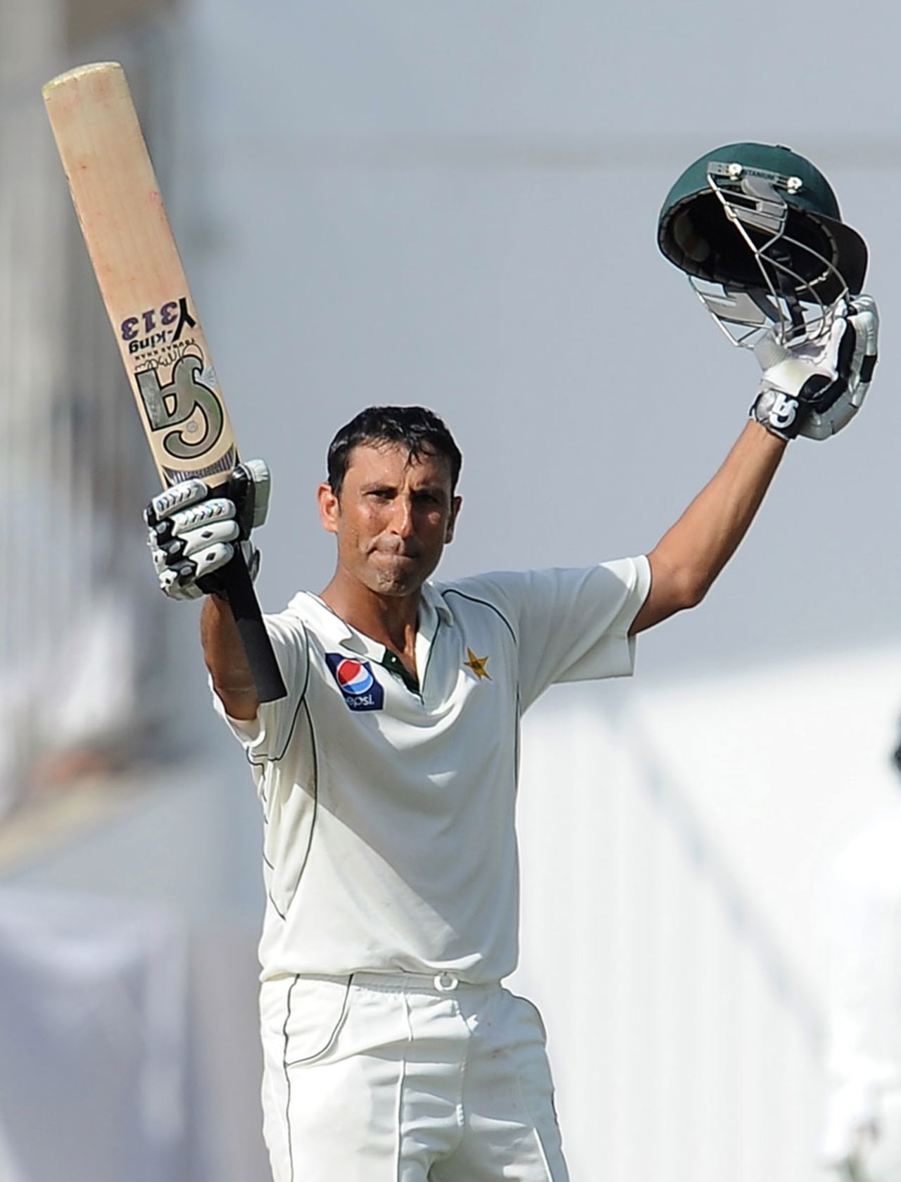 Younis Khan celebrates his 18th Test ton, Pakistan v Sri Lanka, 3rd Test, Sharjah, 3rd day, November 5, 2011