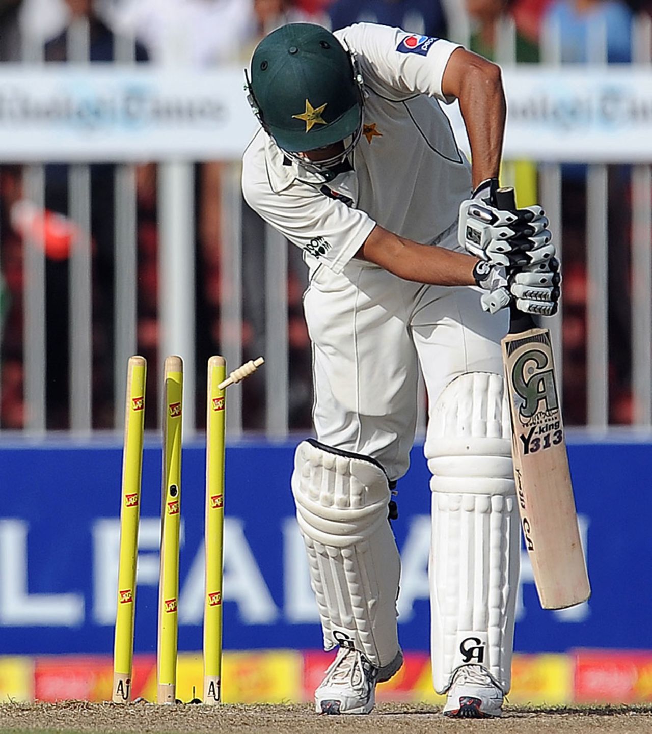 Younis Khan is beaten for pace by Chanaka Welegedara, Pakistan v Sri Lanka, 3rd Test, Sharjah, 3rd day, November 5, 2011
