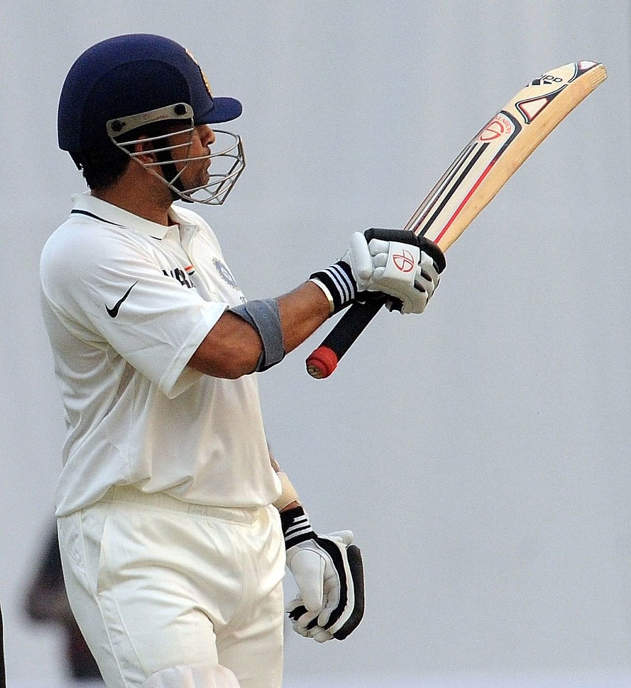 Sachin Tendulkar acknowledges applause after reaching 15,000 Test runs, India v West Indies, 1st Test, New Delhi, 3rd day, November 8, 2011