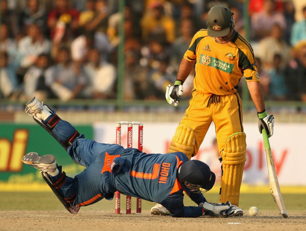 MS Dhoni drops a catch off Ricky Ponting, India v Australia, 3rd ODI, Delhi, October 31, 2009