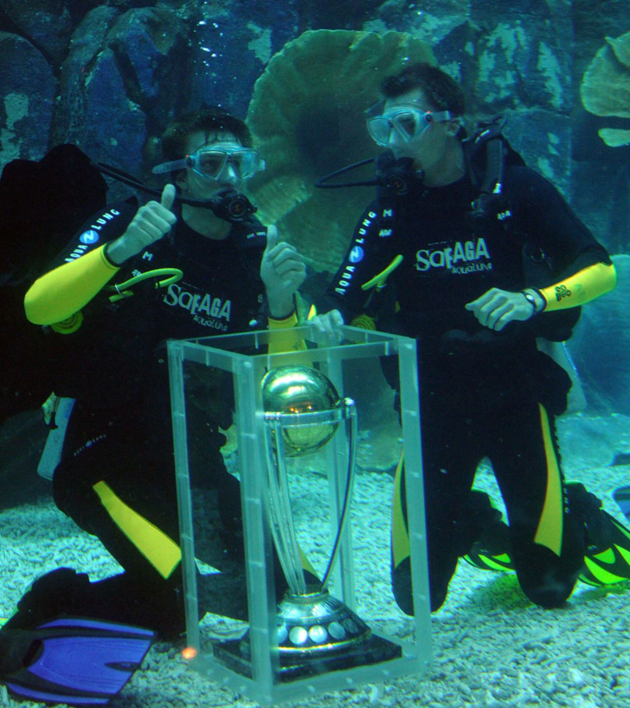 Morne Morkel and Dale Steyn go under water with the World Cup, Dubai, November 9, 2010