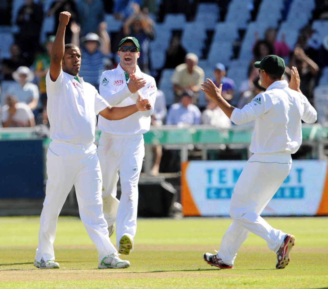 South Africa get together after Shaun Marsh's wicket, South Africa v Australia, 1st Test, Cape Town, 2nd day, November 10, 2011