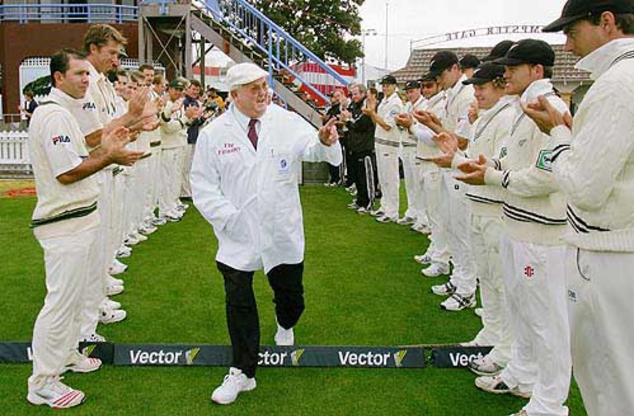 Shepherd gets a guard of honour before his last Test in the southern hemisphere, New Zealand v Australia, Wellington, March 19, 2005