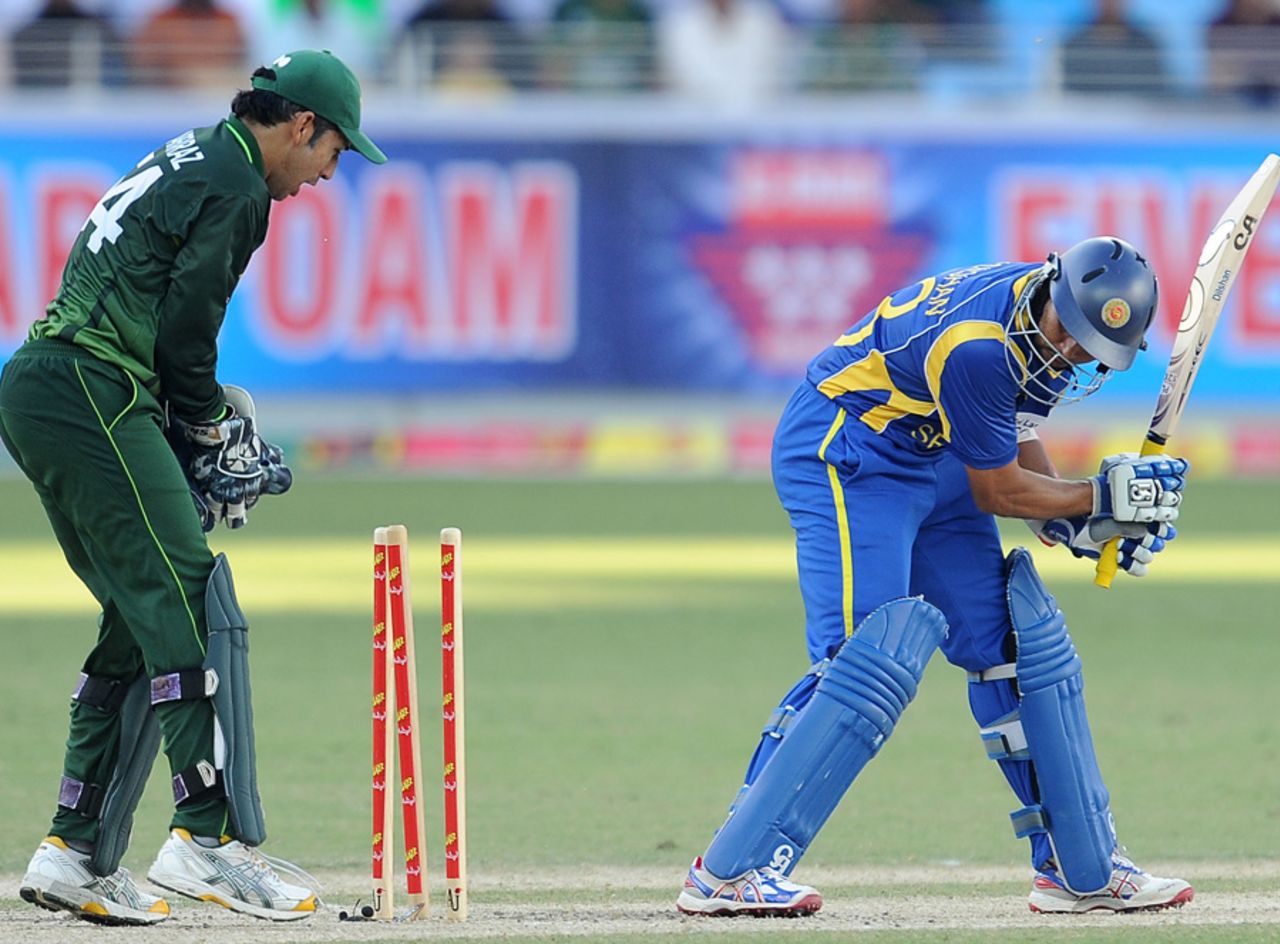 Tillakaratne Dilshan is bowled by Shahid Afridi, Pakistan v Sri Lanka, 2nd ODI, Dubai, November 14, 2011 