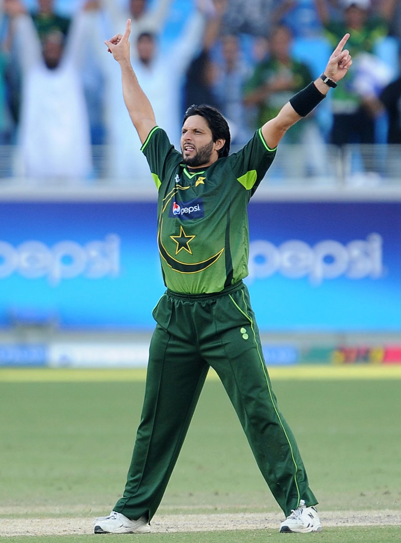 Shahid Afridi celebrates Tillkaratne Dilshan's exit in trademark style, Pakistan v Sri Lanka, 2nd ODI, Dubai, November 14, 2011