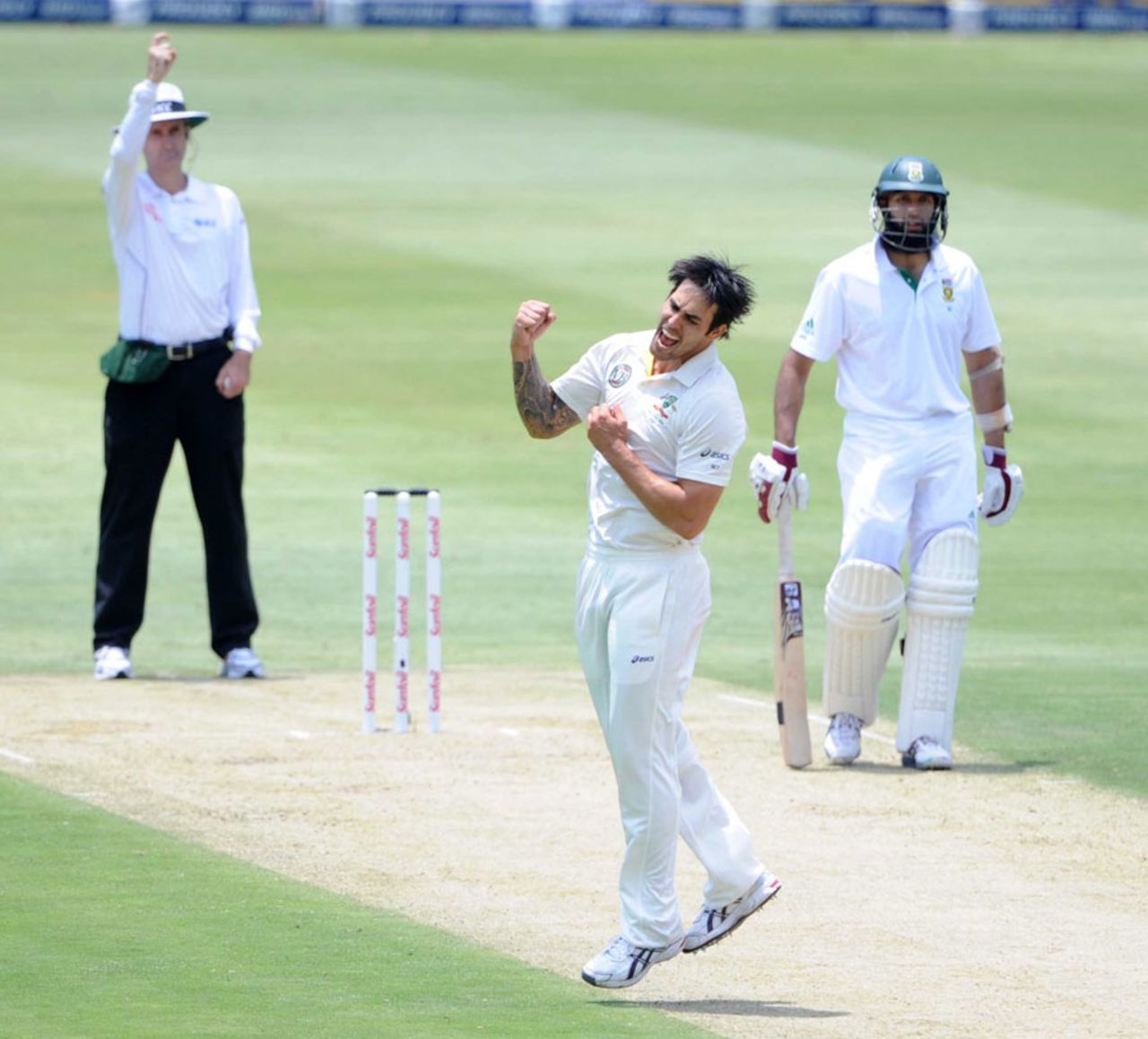 Mitchell Johnson thinks he has dismissed Jacques Kallis but the decision was reversed after a review, South Africa v Australia, 2nd Test, Johannesburg, 1st day, November 17, 2011