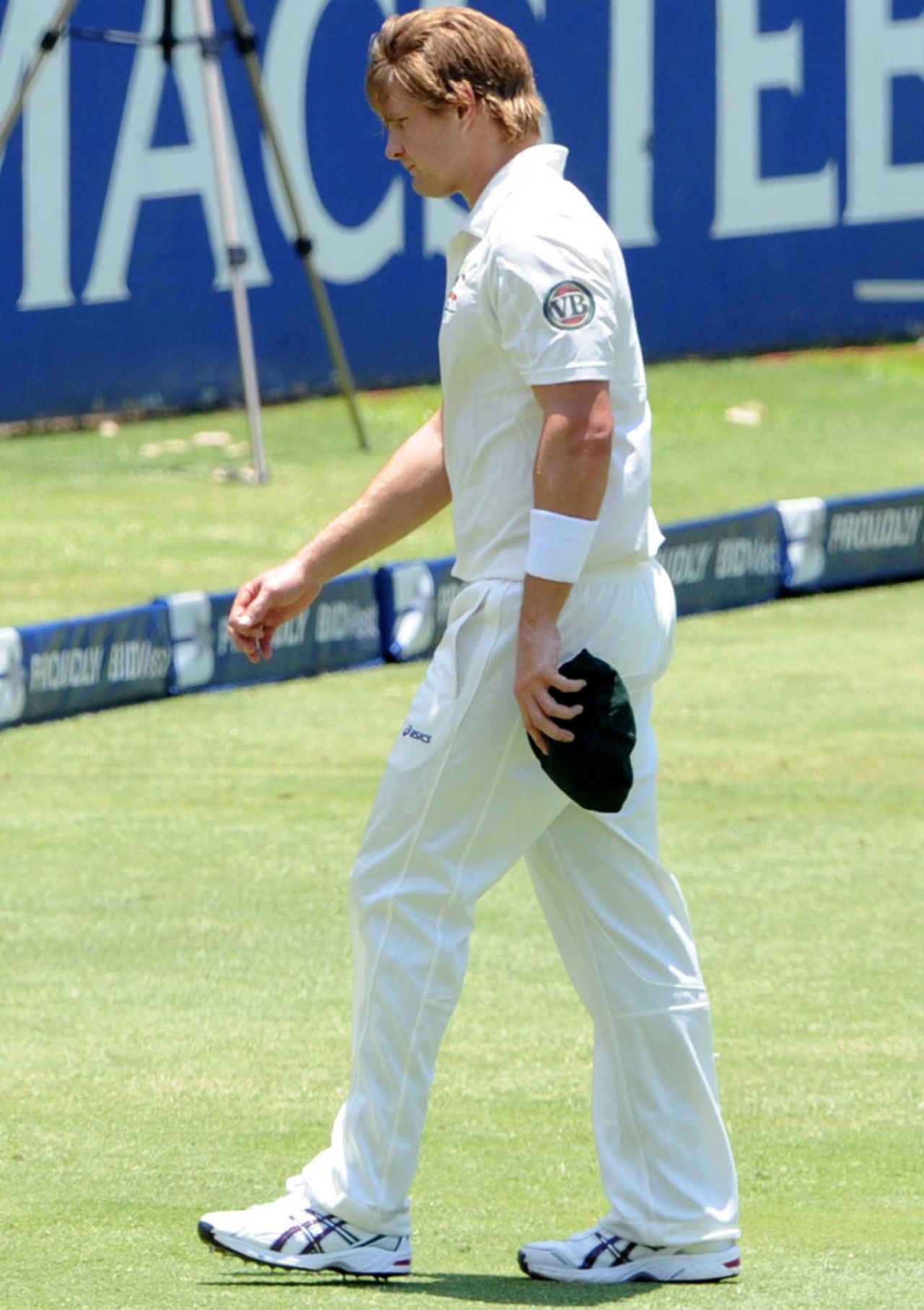 Shane Watson leaves the field after pulling his hamstring, South Africa v Australia, 2nd Test, Johannesburg, 1st day, November 17, 2011