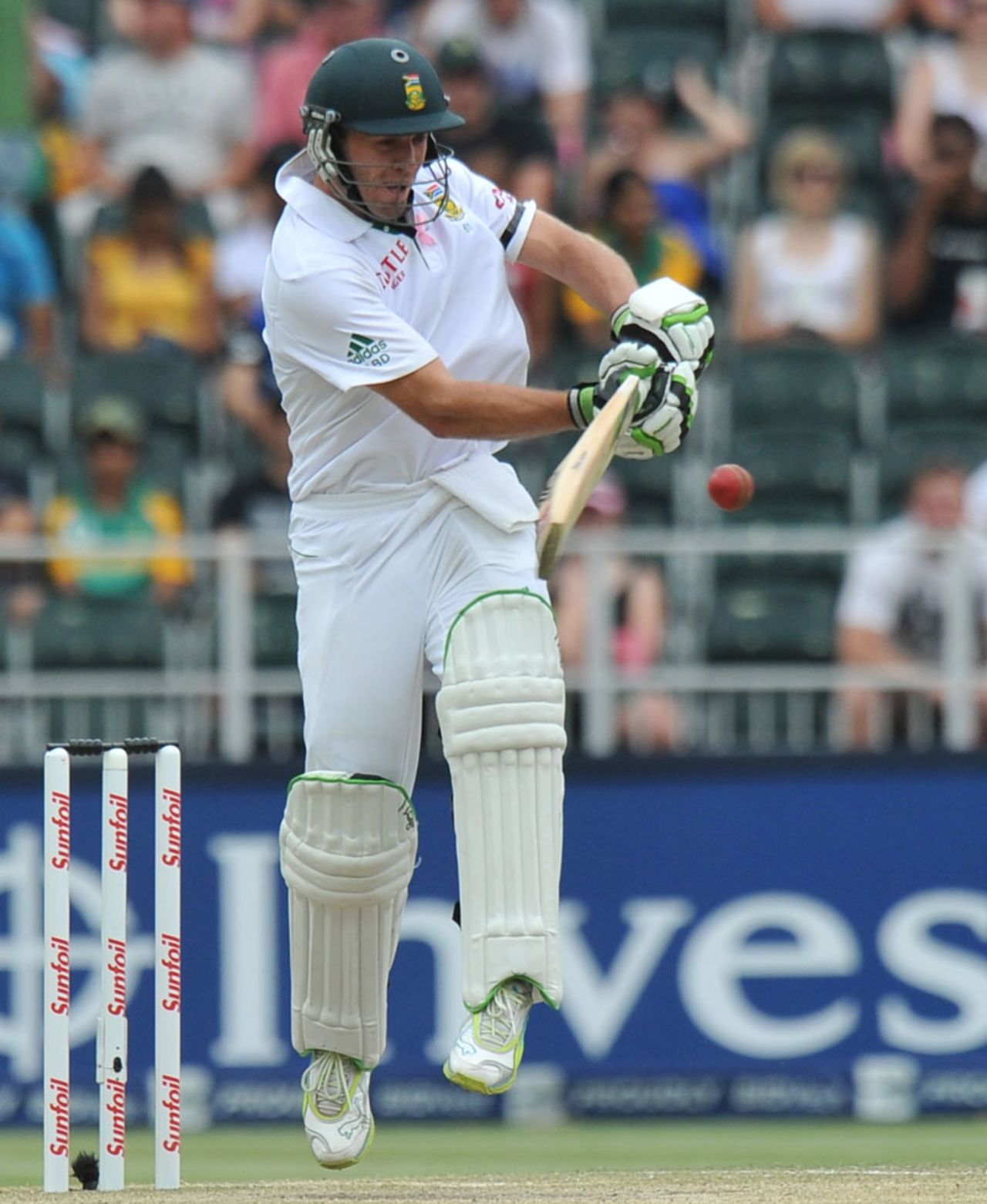 AB de Villiers leaves the ground to pull, South Africa v Australia, 2nd Test, Johannesburg, 3rd day, November 19, 2011