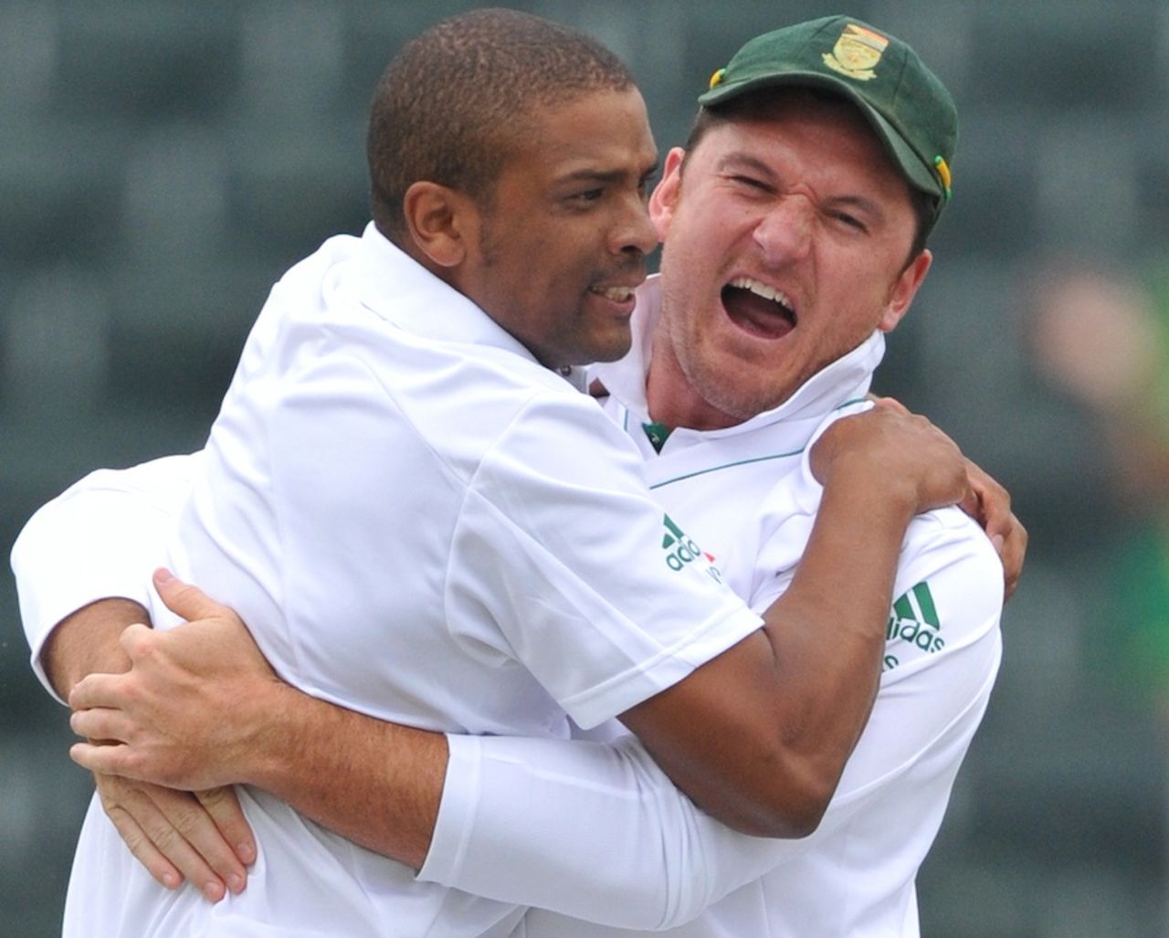 Graeme Smith and Vernon Philander celebrate the wicket of Shane Watson, South Africa v Australia, 2nd Test, Johannesburg, 4th day, November 20, 2011