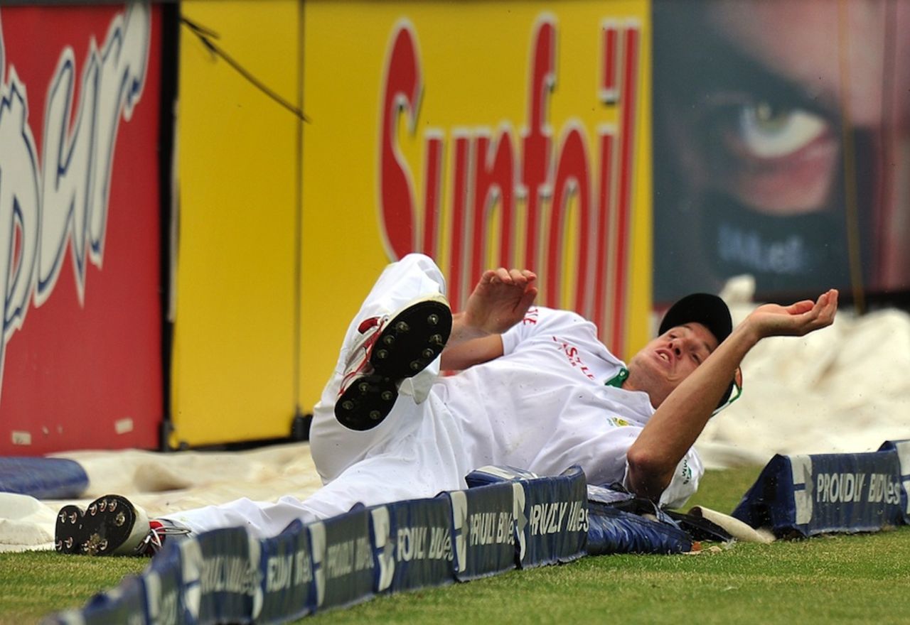 Morne Morkel attempts a save on the boundary, South Africa v Australia, 2nd Test, Johannesburg, 4th day, November 20, 2011