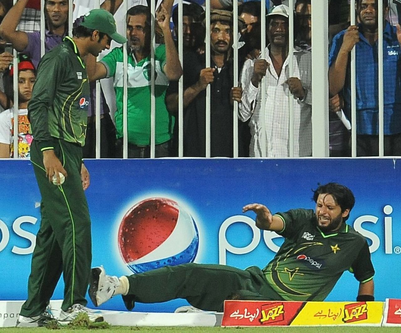 Shahid Afridi hurt his leg diving in the outfield, Pakistan v Sri Lanka, 4th ODI, Sharjah, November 20, 2011