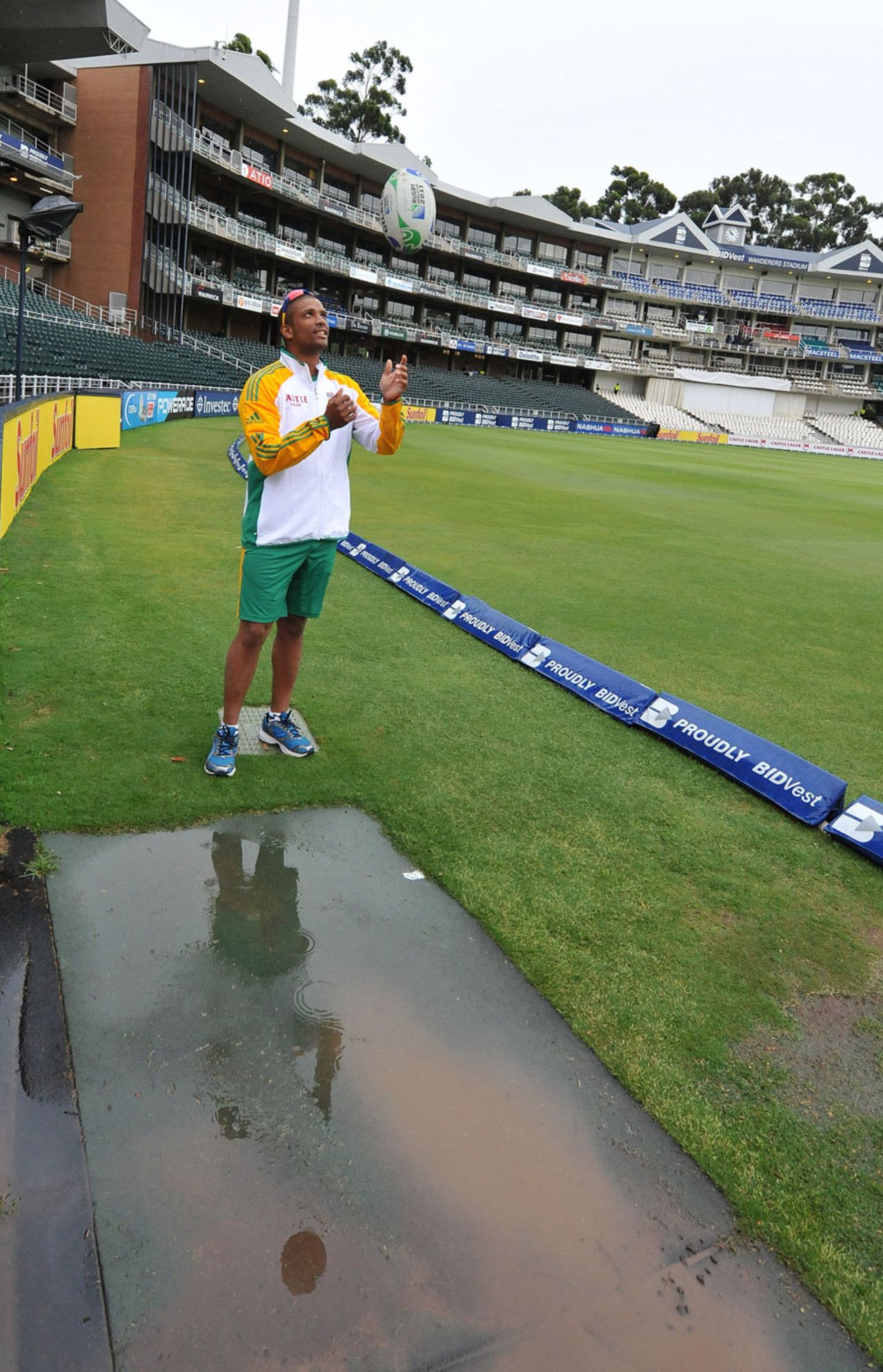 Vernon Philander waits for play to start on a rainy morning, South Africa v Australia, 2nd Test, Johannesburg, 5th day, November 21, 2011