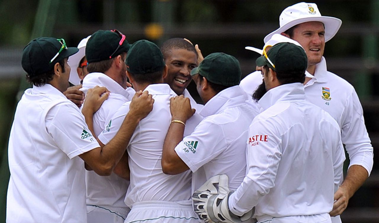 Vernon Philander and the rest celebrate a wicket, South Africa v Australia, 2nd Test, Johannesburg, 5th day, November 21, 2011