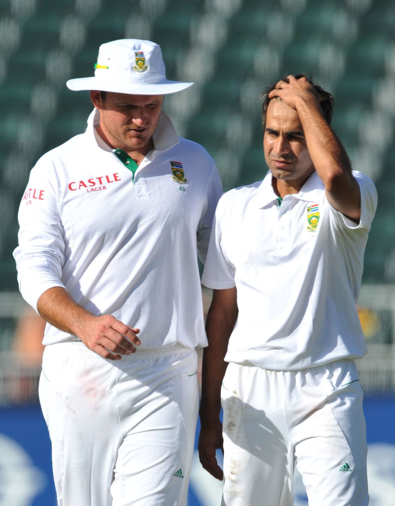 Graeme Smith has a word with Imran Tahir, South Africa v Australia, 2nd Test, Johannesburg, 5th day, November 21, 2011