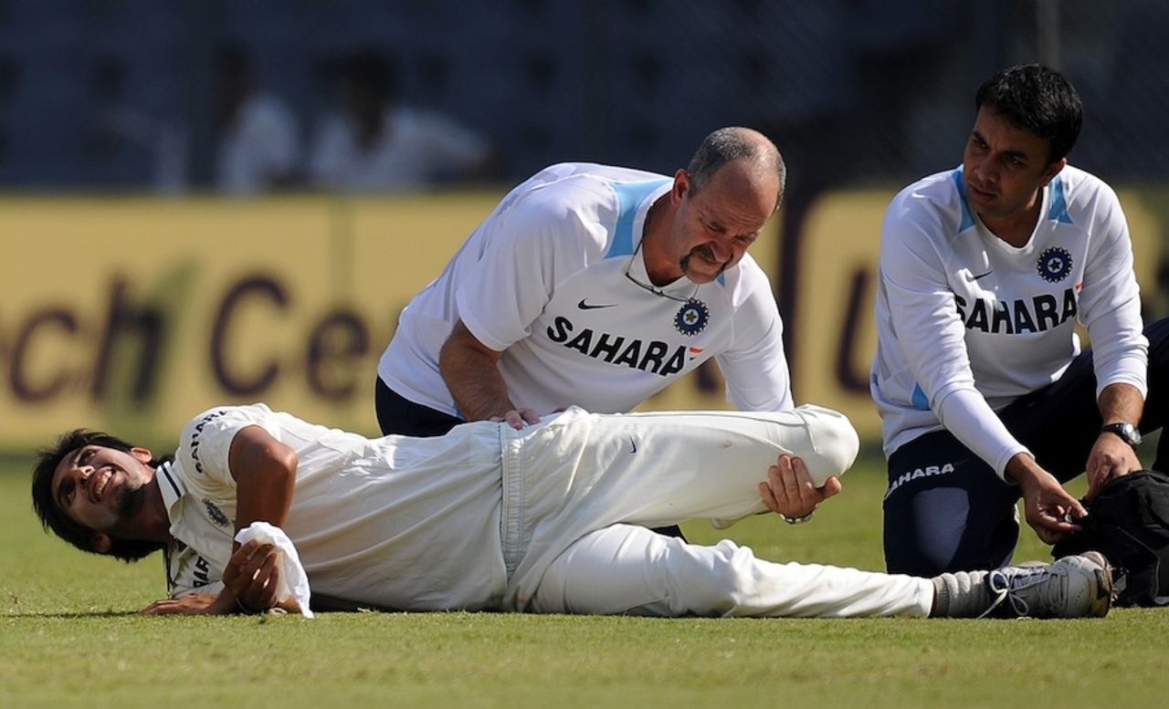 Ishant Sharma gets some treatment, India v West Indies, 3rd Test, Mumbai, 2nd day, November 23, 2011