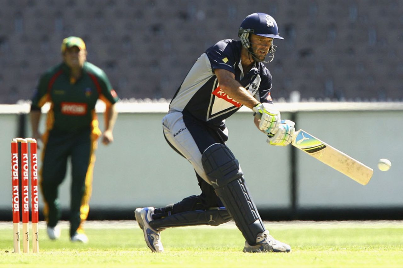 Rob Quiney swings during his 72, Victoria v Tasmania, Ryobi Cup, MCG, November 27, 2011
