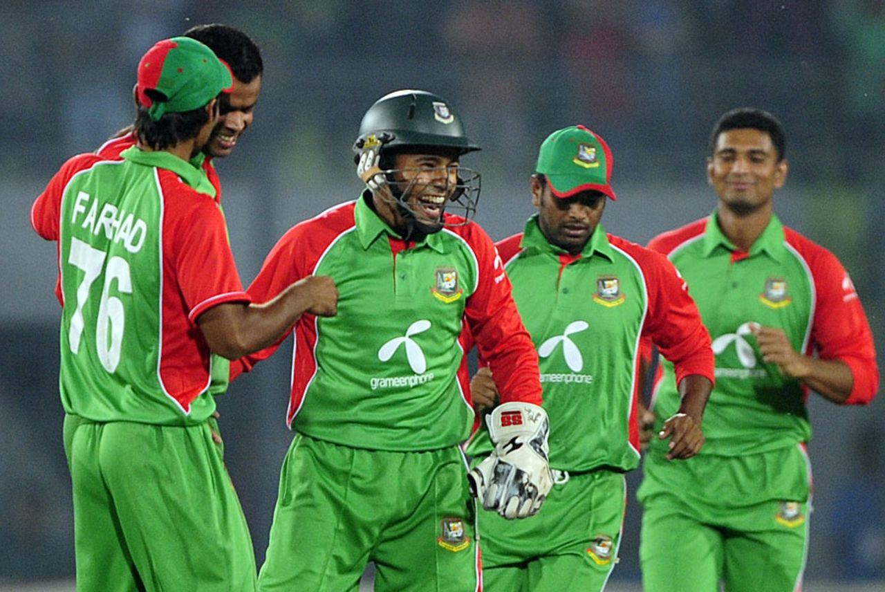 Mushfiqur Rahim and the rest celebrate a wicket, Bangladesh v Pakistan, only Twenty20, Mirpur, November 29, 2011