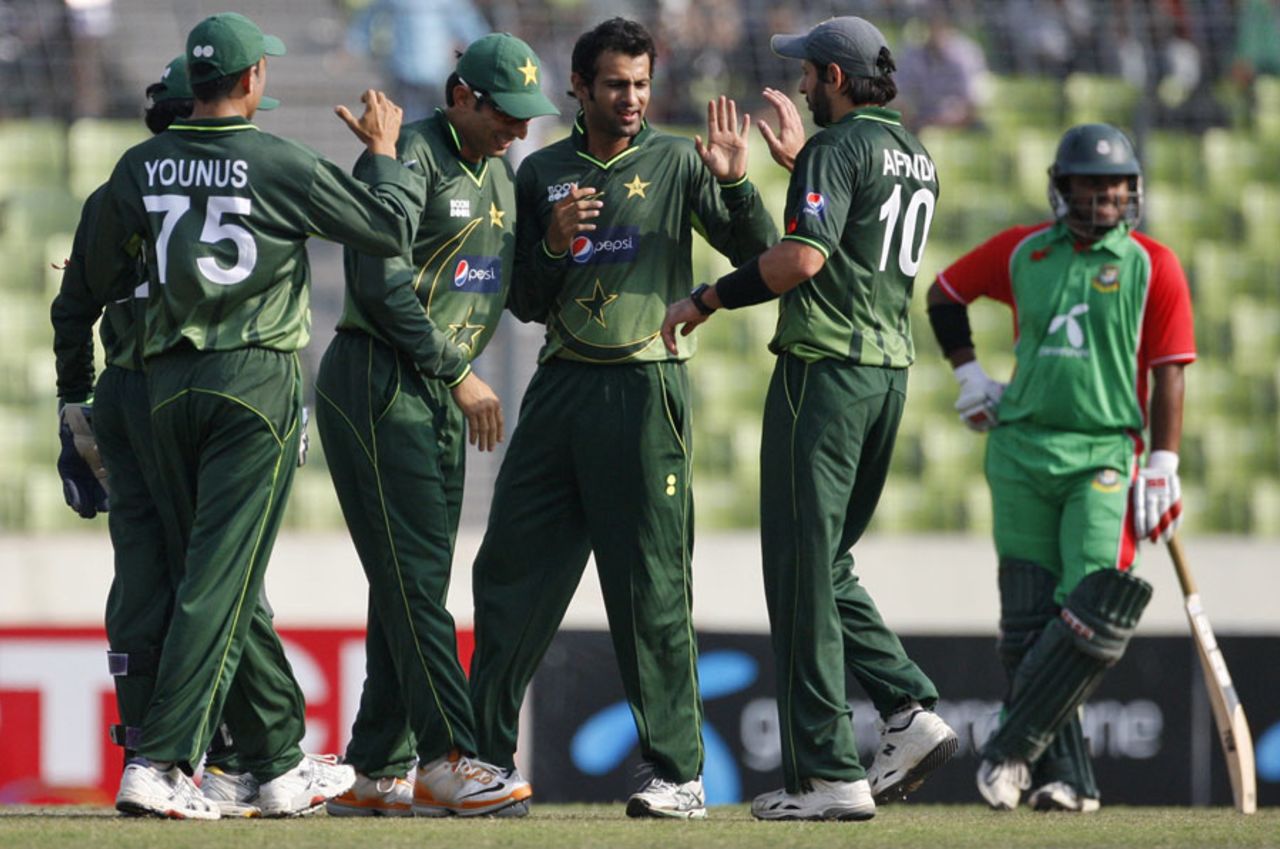 Pakistan get together after a wicket, Bangladesh v Pakistan, 1st ODI, Mirpur, December 1, 2011