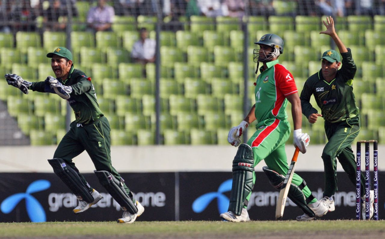 Sarfraz Ahmed successfully appeals for the wicket of Mahmudullah, Bangladesh v Pakistan, 1st ODI, Mirpur, December 1, 2011