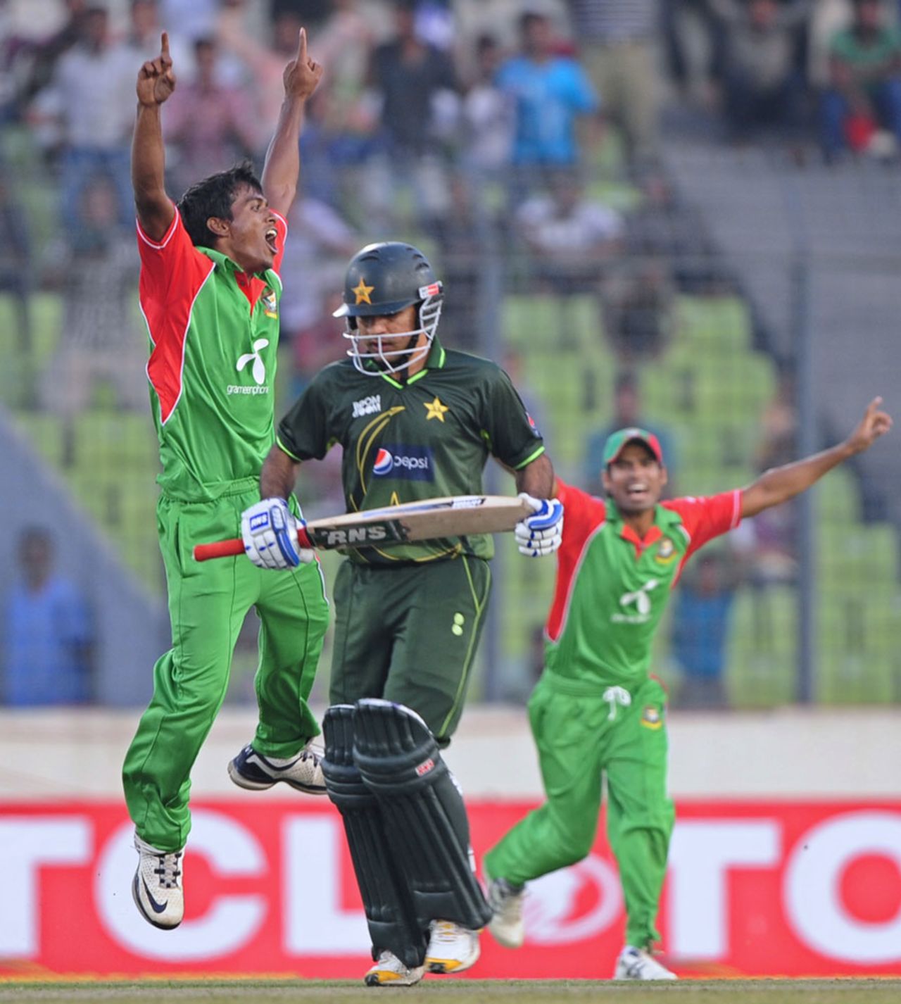 Rubel Hossain celebrates dismissing Sarfraz Ahmed, Bangladesh v Pakistan, 1st ODI, Mirpur, December 1, 2011
