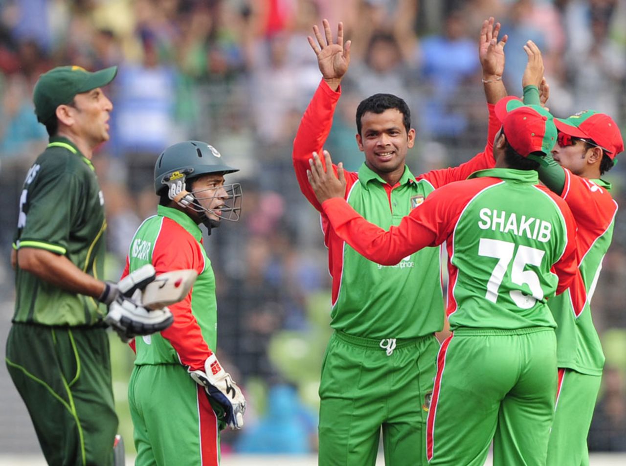 Bangladesh get together after Abdur Razzak removes Younis Khan, Bangladesh v Pakistan, 2nd ODI, Mirpur, December 3, 2011