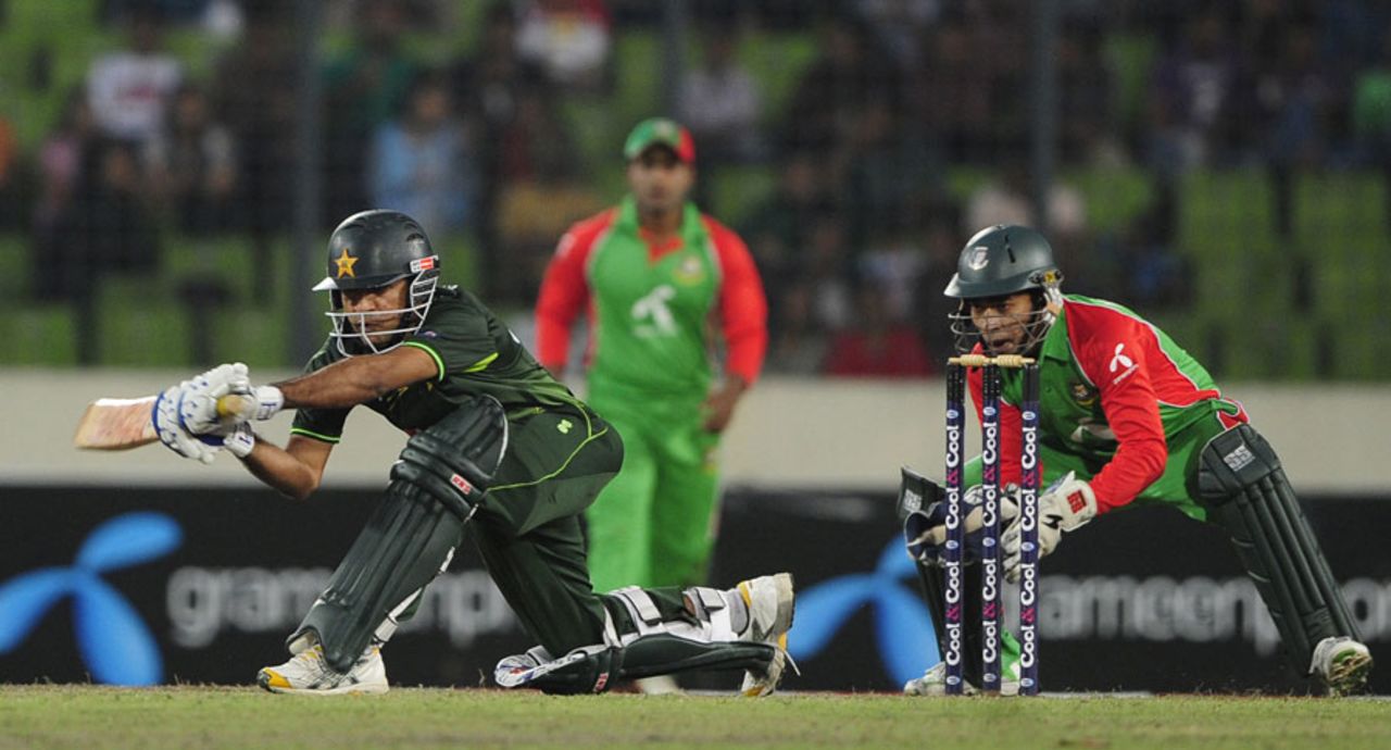Sarfraz Ahmed attempts a sweep, Bangladesh v Pakistan, 2nd ODI, Mirpur, December 3, 2011
