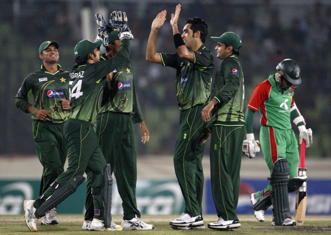 Umar Gul and Pakistan celebrate Mushfiqur Rahim's wicket , Bangladesh v Pakistan, 2nd ODI, Mirpur, December 3, 2011
