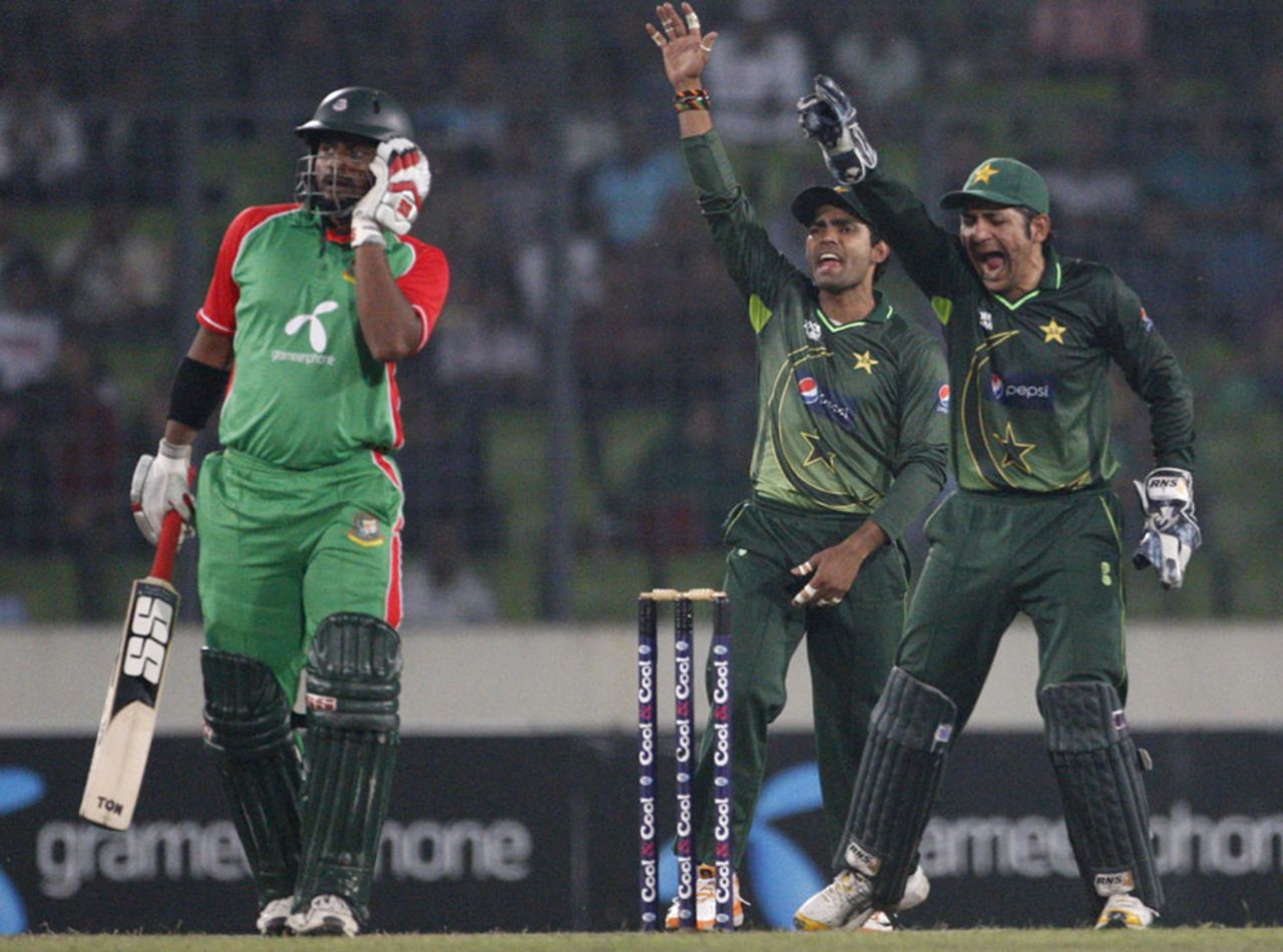 Shahriar Nafees is dismissed lbw, Bangladesh v Pakistan, 2nd ODI, Mirpur, December 3, 2011