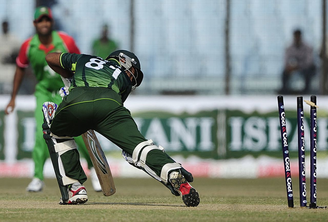 Asad Shafiq is bowled through the gate by Shakib Al Hasan, Bangladesh v Pakistan, 3rd ODI, Chittagong, December 6, 2011 