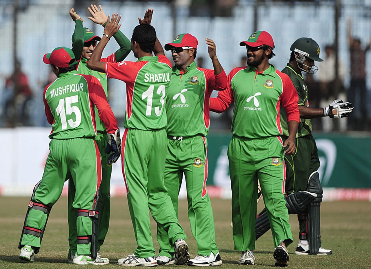 Bangladesh celebrate an early wicket, Bangladesh v Pakistan, 3rd ODI, Chittagong, December 6, 2011 