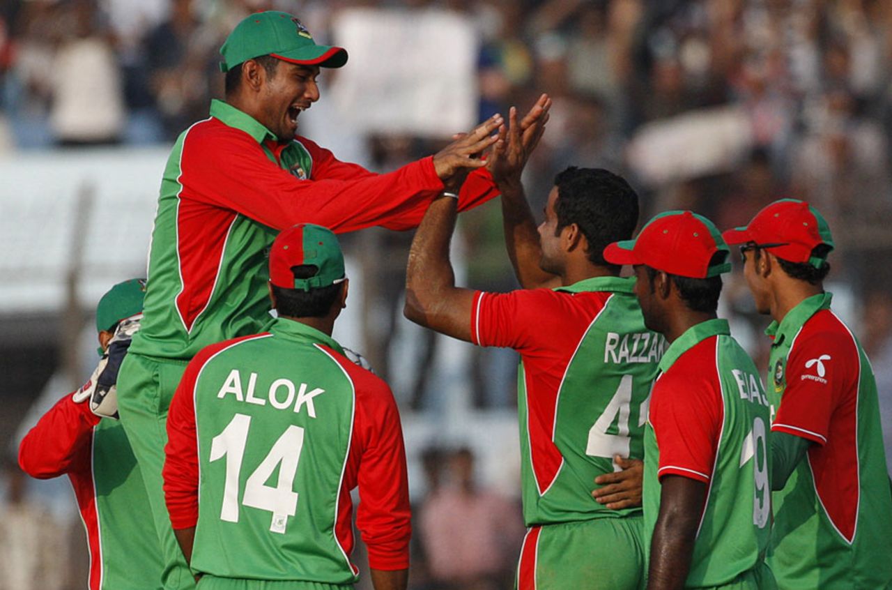 Bangladesh celebrate the dismissal of Shoaib Malik, Bangladesh v Pakistan, 3rd ODI, Chittagong, December 6, 2011 