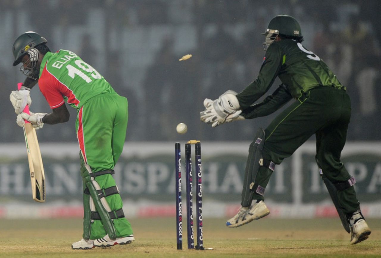 Elias Sunny is bowled by Shoaib Malik, Bangladesh v Pakistan, 3rd ODI, Chittagong, December 6, 2011 