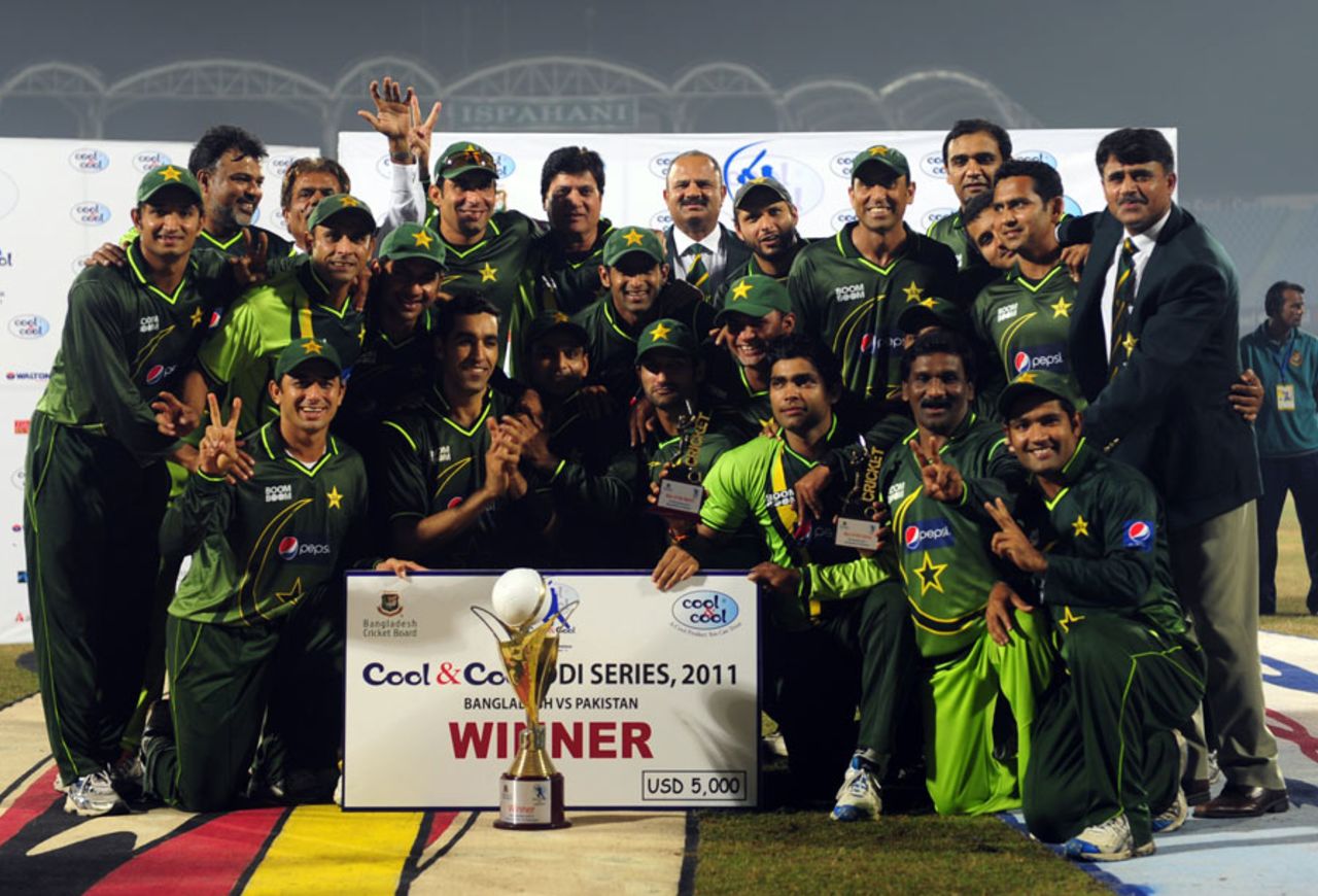 The Pakistan team poses with series trophy, Bangladesh v Pakistan, 3rd ODI, Chittagong, December 6, 2011 
