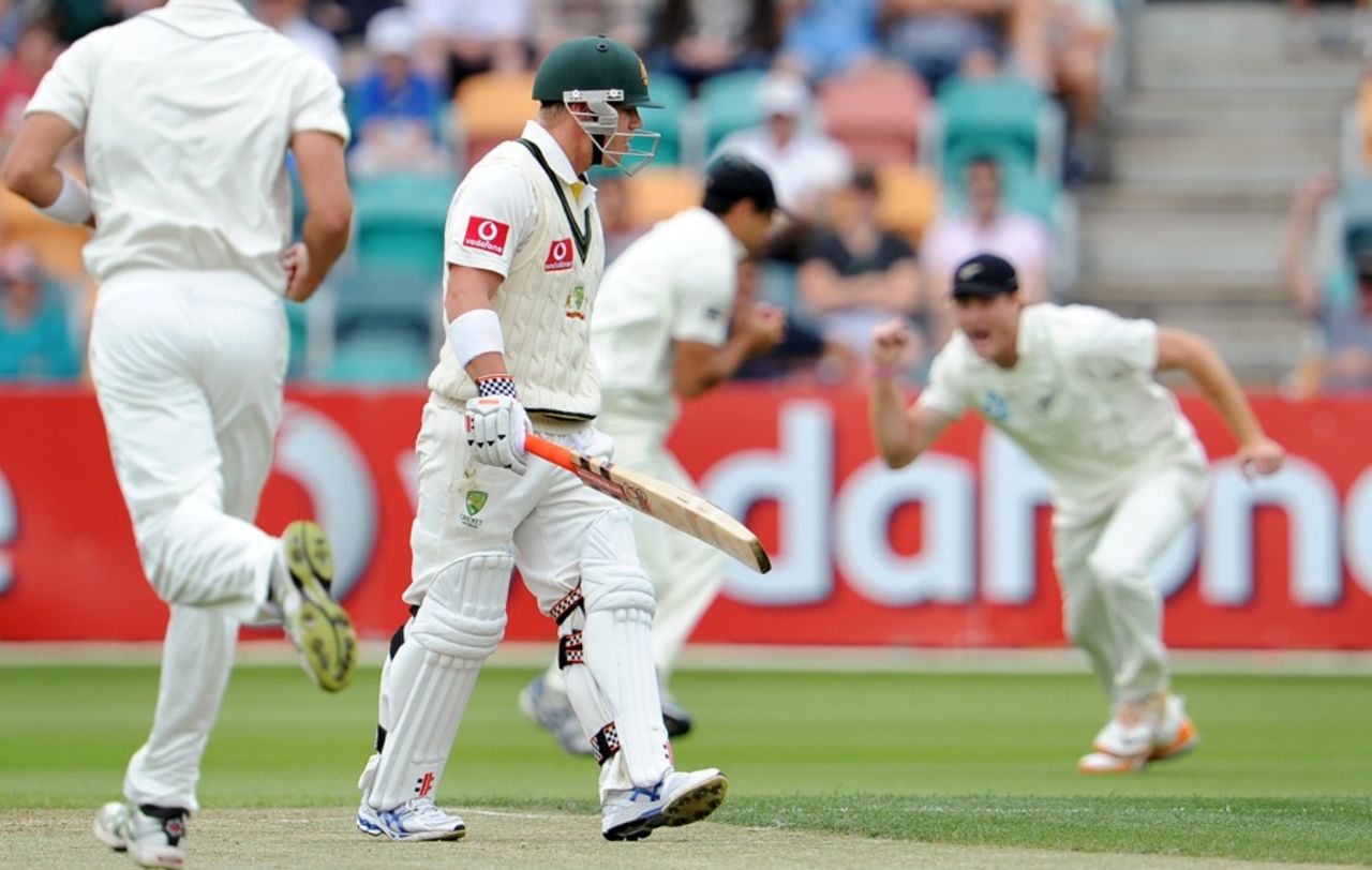 David Warner is caught at first slip, Australia v New Zealand, second Test, Hobart, 2nd day, December 10, 2011