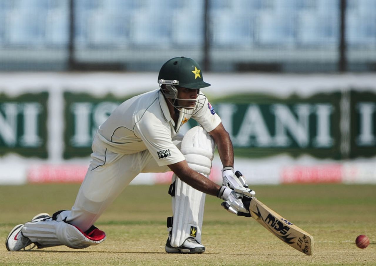 Mohammad Hafeez gets in position to sweep the ball, Bangladesh v Pakistan, 1st Test, Chittagong, 2nd day, December 10, 2011 