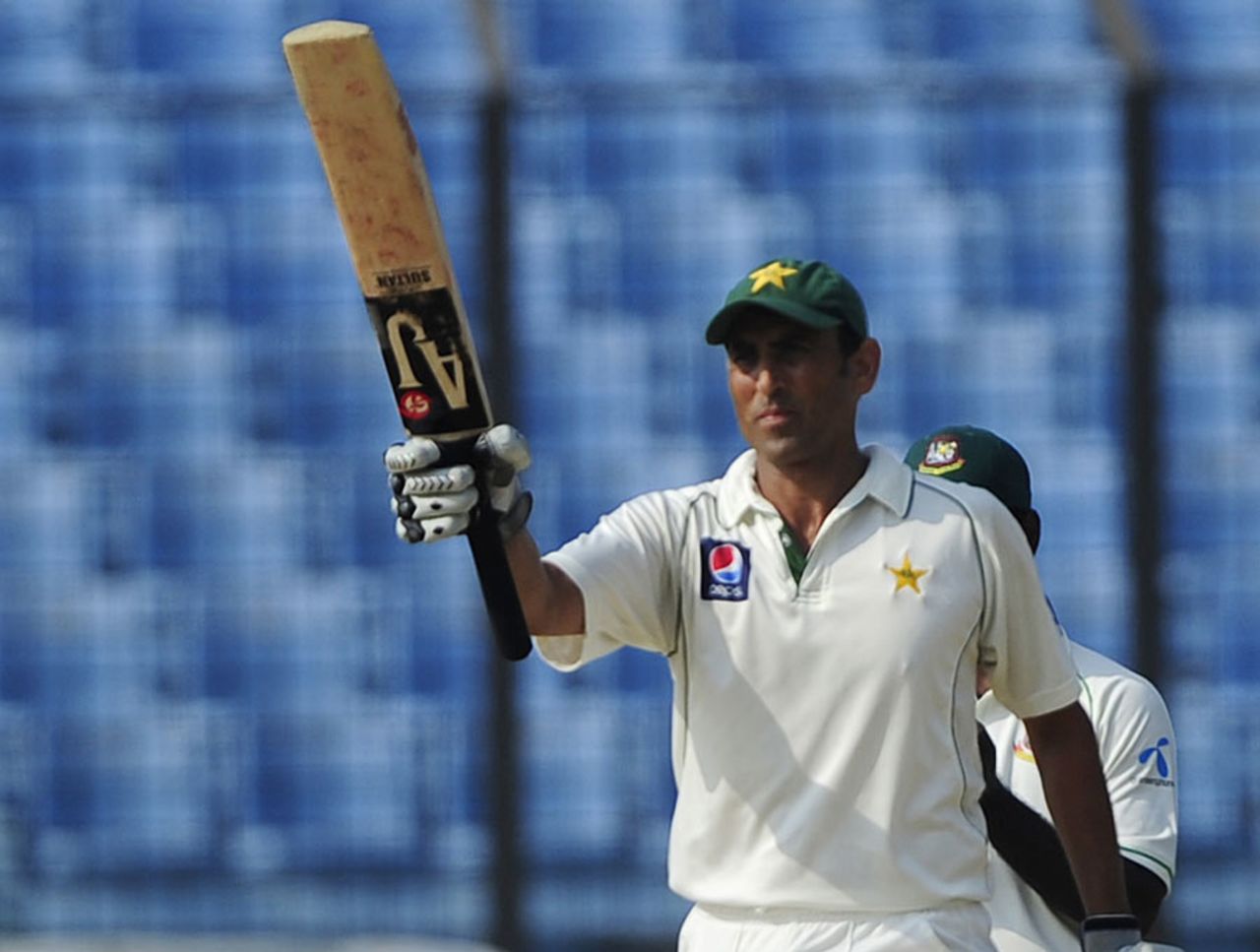 Younis Khan needed only 290 deliveries for his third Test double century, Bangladesh v Pakistan, 1st Test, Chittagong, 3rd day, December 11, 2011 