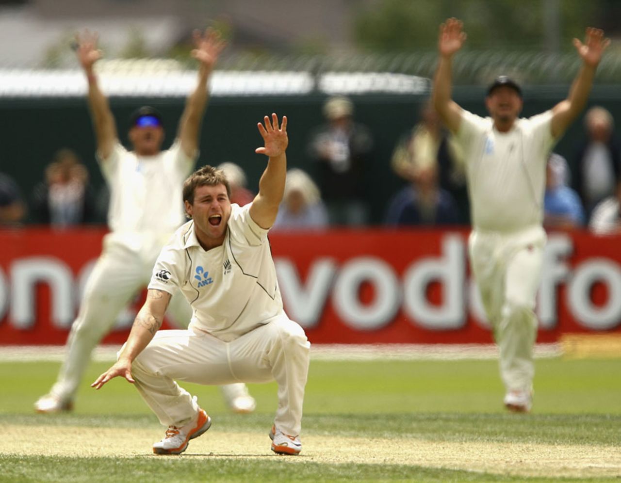 Doug Bracewell appeals, Australia v New Zealand, 2nd Test, Hobart, 4th day, December 12 2011