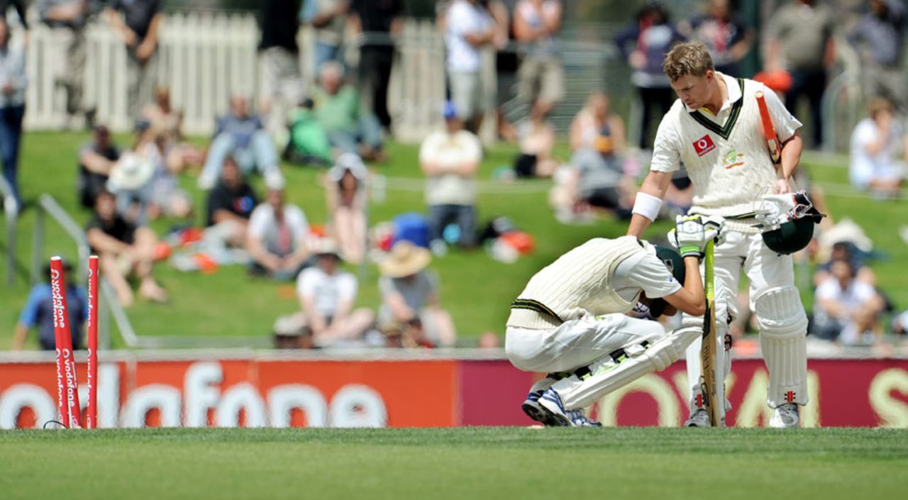 David Warner consoles Nathan Lyon after Australia slip to a seven-run loss, Australia v New Zealand, 2nd Test, Hobart, 4th day, December 12 2011