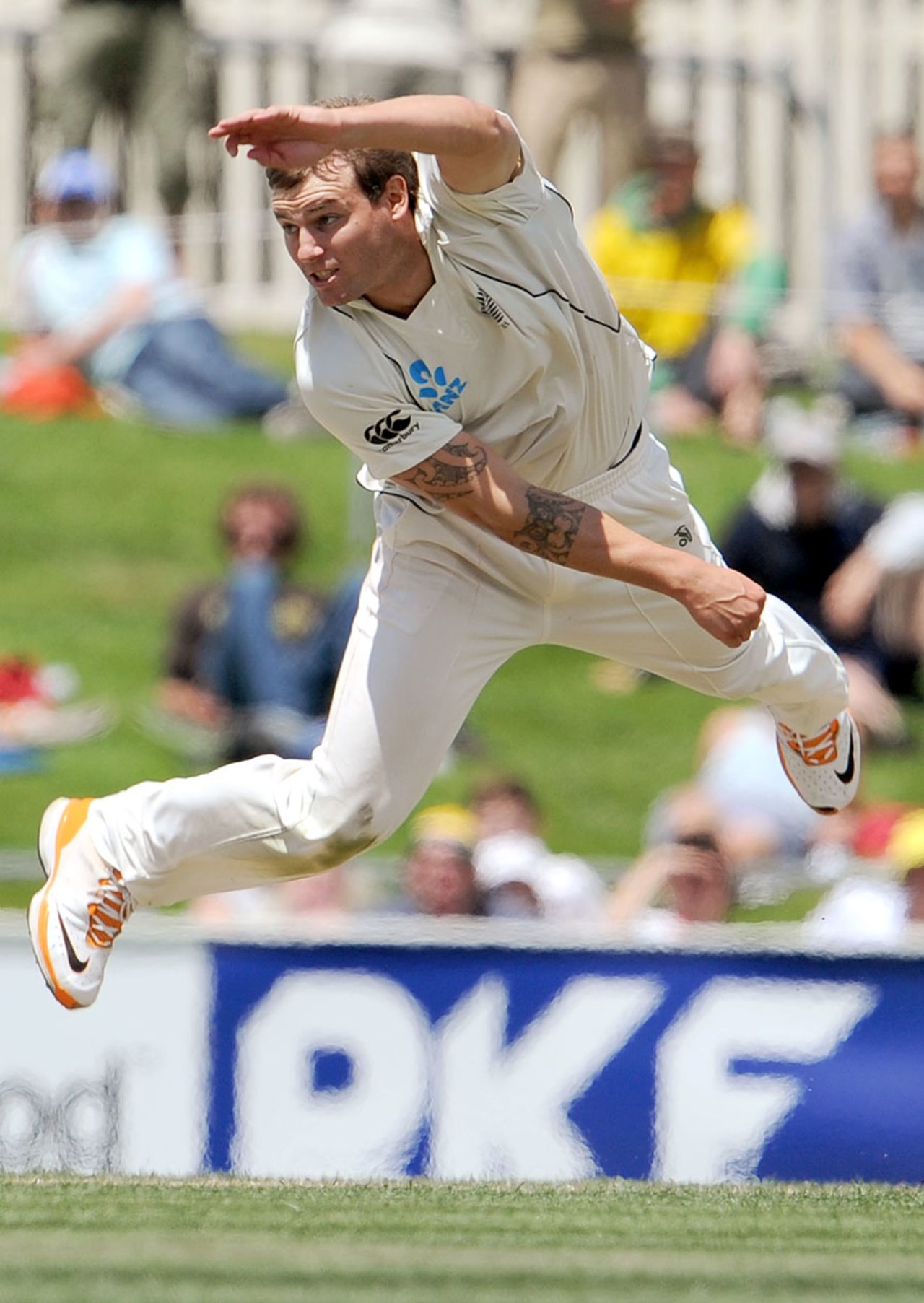 Doug Bracewell delivers the ball, Australia v New Zealand, 2nd Test, Hobart, 4th day, December 12 2011
