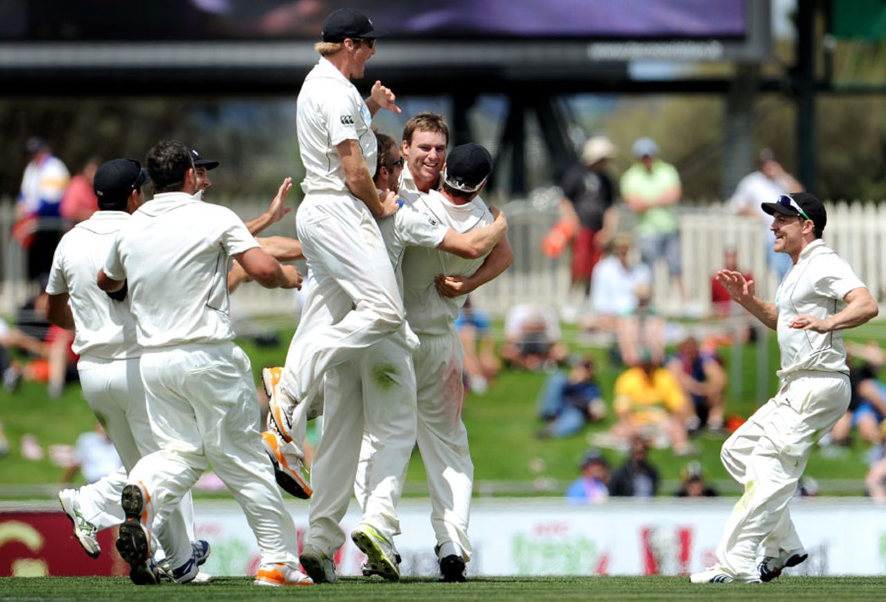 New Zealand celebrate their first Test win in Australia in 26 years, Australia v New Zealand, 2nd Test, Hobart, 4th day, December 12 2011