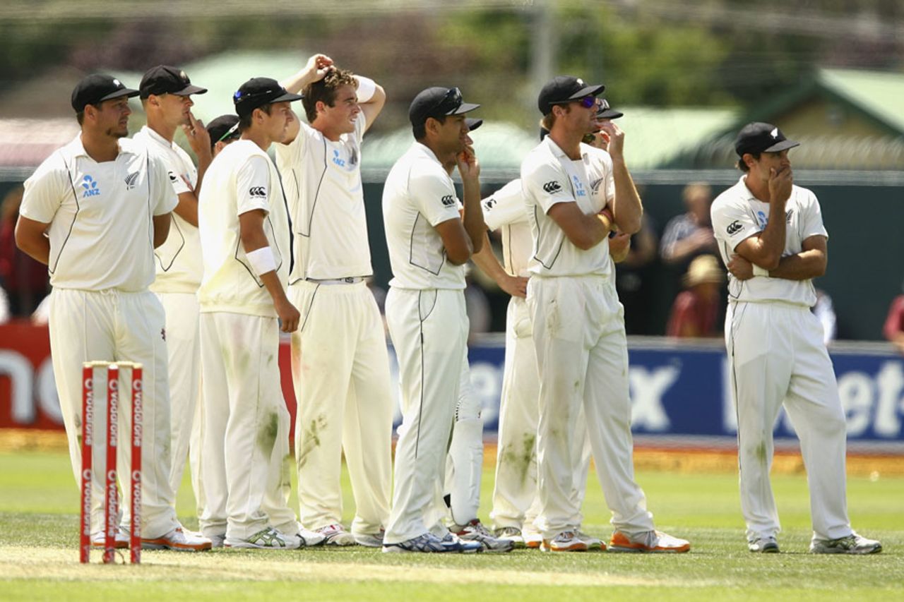 New Zealand await the verdict on a referral, Australia v New Zealand, 2nd Test, Hobart, 4th day, December 12 2011
